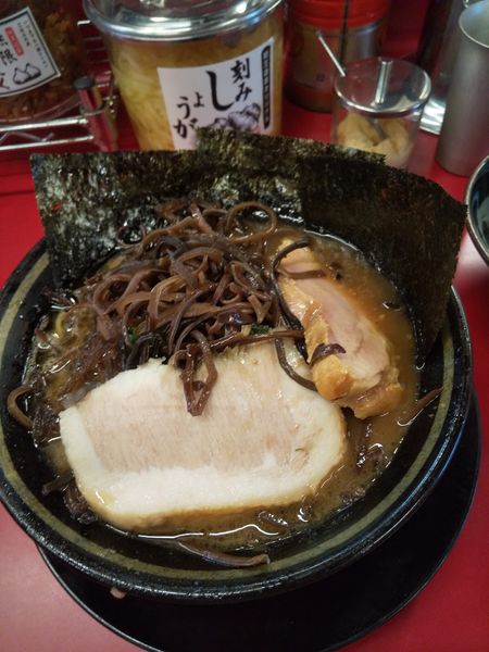 「ラーメン700円豚トロ50円キクラゲ80円半ライス60円」@柏 王道家の写真