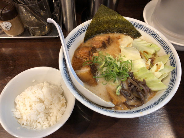 「角煮ラーメン + 半ライス(ランチサービス)」@熊本ラーメン ひごもんず neo 三鷹の写真