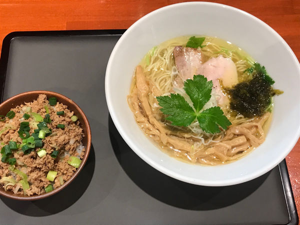 「鯛と昆布の中華そば塩+チャーシュー丼850+250円」@中華そば 輝羅の写真