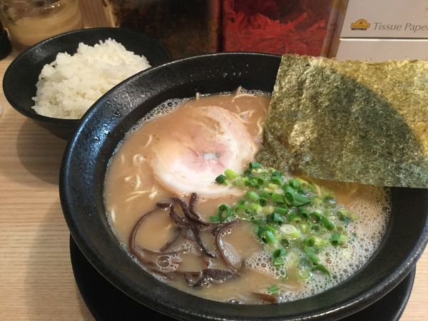 「らーめん(¥680+ライス・替玉1玉無料)」@九州とんこつらーめん ひらさわの写真