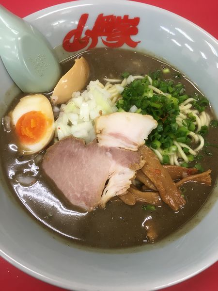 「鬼煮干しラーメン半ライスセット960円＋味付玉子」@山岡家 越谷レイクタウン店の写真