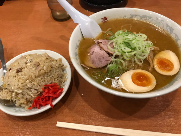 「味噌＋味玉トッピング＋半チャーハン」@さっぽろ純連 北31条店の写真