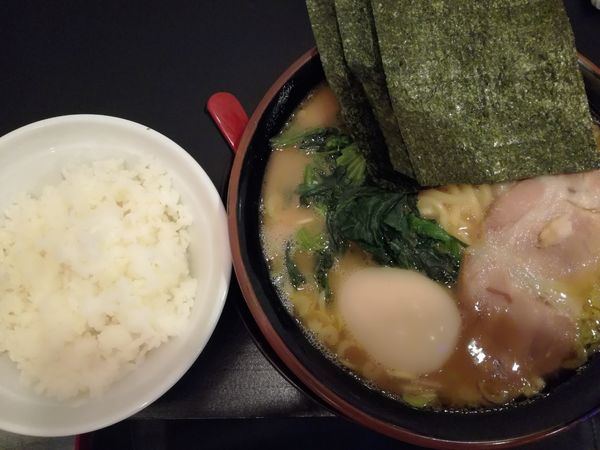 「ラーメン700円+小ライス100円+味玉(クーポン)」@横浜家系らーめん 山崎家の写真