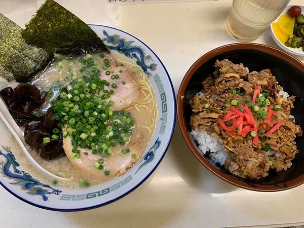 「博多ラーメン＋半肉丼」@ラーメンえちご 本店の写真