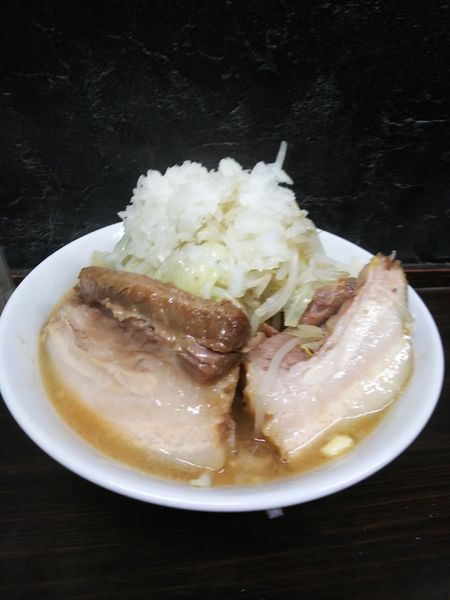 「ラーメン 豚１枚 ヤサイ、タマネギ」@らーめん虎丸の写真