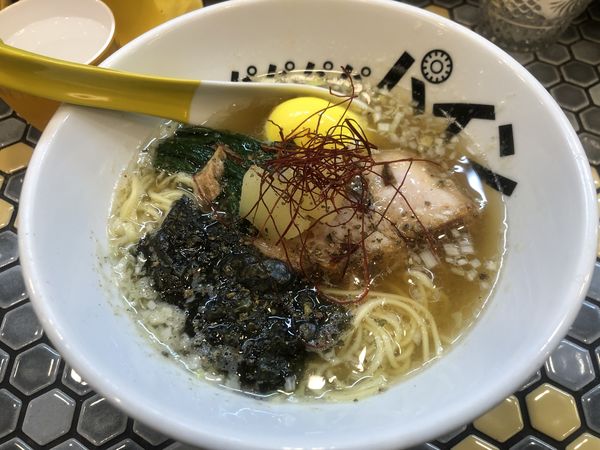 「パイナップル塩ラーメン+味玉（770＋120円）」@パイナップルラーメン屋さん パパパパパインの写真