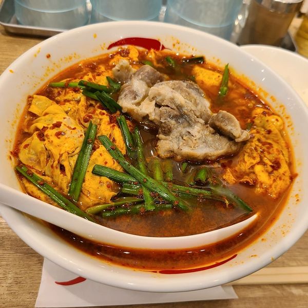 「辛麺(こんにゃく麺・10辛)¥1000+玉子増し¥50+ナンコツ」@辛麺屋 一輪の写真