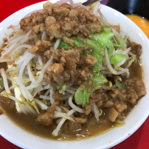 「小ラーメン（ハーフ＆ハーフ）750円　生卵　50円」@立川マシマシ 太田店の写真