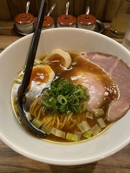 「鶏と鰹の醤油ソバ 味玉」@麺や ふくわらいの写真