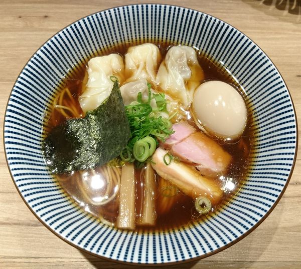 「黒旨にこにこワンタン麺＋味玉」@中華soba いそべの写真