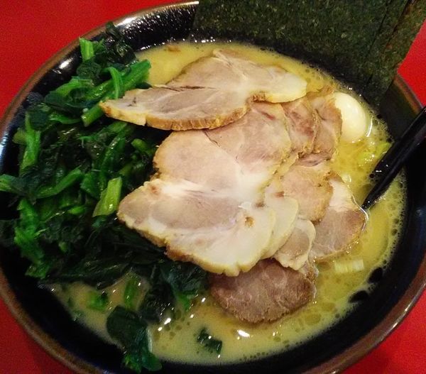 「ラーメン+チャーシュー+ほうれん草」@らっち家 下川井店の写真