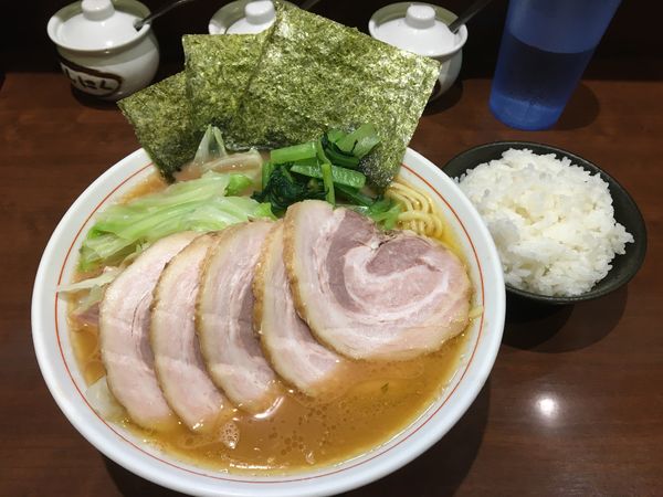 「チャーシューめん(バラ)＋キャベツ＋ライス」@らーめん飛粋の写真