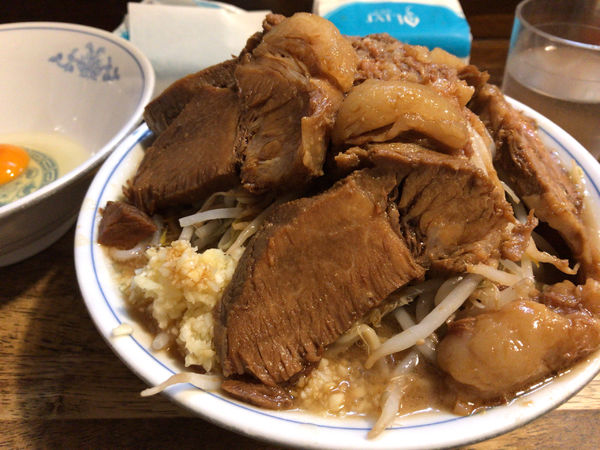 「らーめん(全部)+豚+生卵 1080円」@らーめん梵’s BONES北浦和本店の写真