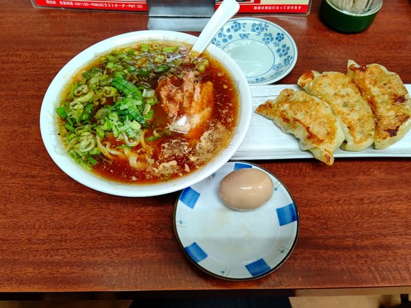 「カレーラーメン(並盛・150g)600円＋餃子セット250円」@陽気軒の写真