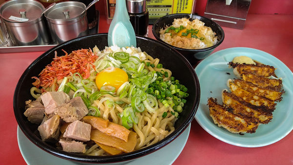 「限定/えびまぜそば+大盛り+コロチャ増し+玉子かけご飯+餃子」@ラーメン山岡家 瑞穂店の写真