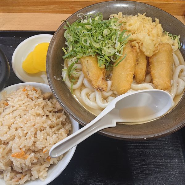「ごぼう天うどん(やわ)490円、かしわ飯190円」@牧のうどん 博多バスターミナル店の写真