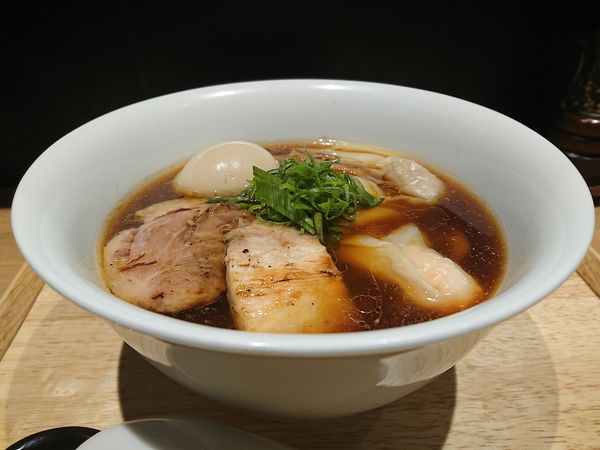 「醤油らぁ麺＋限定D(味玉・肉ワンタン・海老ワンタン)」@らぁ麺や 嶋の写真