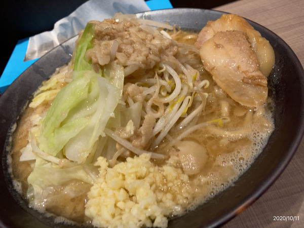 「ニンニク野菜ラーメン(背脂増し)」@麺屋 よし○の写真