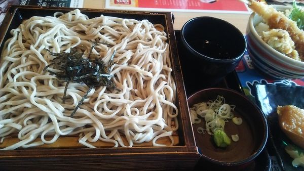 「北海道ざるそば 600円＋ミニ天丼 380円（税抜）」@とんでん 春日部増富店の写真