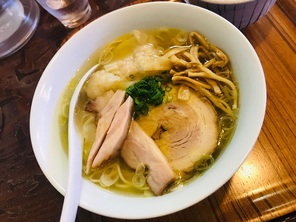 「えびワンタン麺(塩)＋鶏塩めし(ミニ)」@らーめん 三福の写真