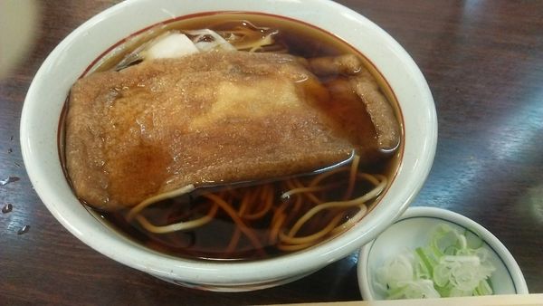 「きつねそば 800円」@永坂更科 布屋太兵衛 新宿地下鉄ビル店の写真