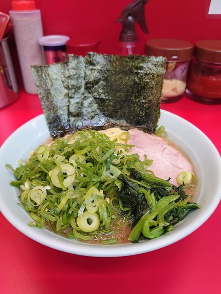 「らーめん並+九条ねぎ(800円)」@横浜ラーメン 武蔵家 大宮店の写真
