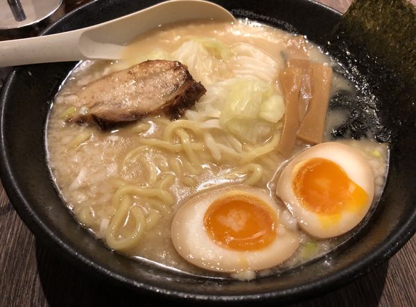 「塩ラーメン中盛味玉」@ななほしの写真