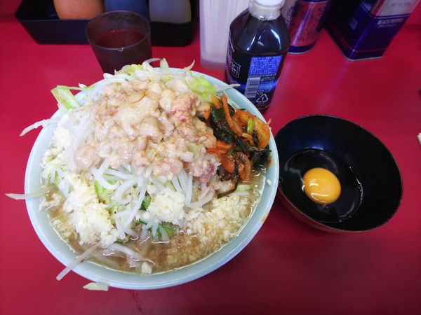 「小豚ラーメン(麺かためと少なめ)・生卵とニラダレ」@ラーメン二郎 中山駅前店の写真