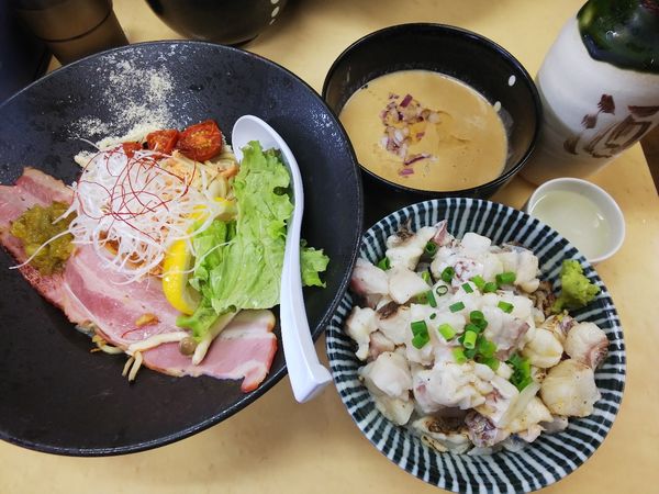 「【限定】秋鮭は飲み物です＋炙り真鯛ご飯＋酒　1000＋α円」@中華そば よしかわの写真