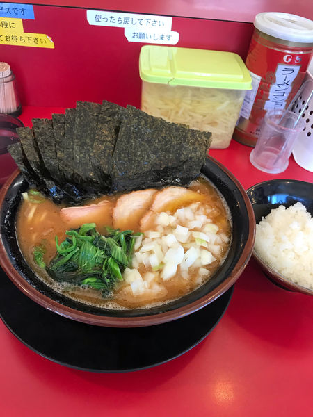 「ラーメン中盛り　固め　多め　のり　たまねぎ　バラチャーシュー」@家系ラーメン 熊田家の写真