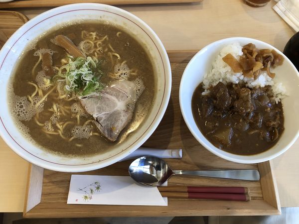「旭川ラーメン煮干し醤油＋半カレーセット」@香り家の写真