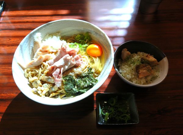 「秋アサリの背脂まぜそば～平打ち麺～追い飯付き 中盛」@麺屋 ひな多の写真