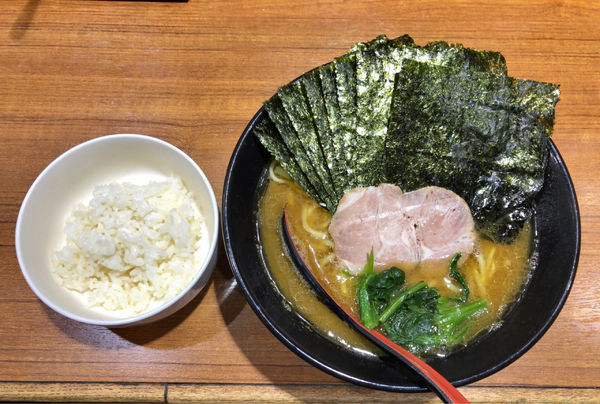 「ラーメン並 （濃い目多め） 650円　のり増し 50円」@麺家 黒の写真