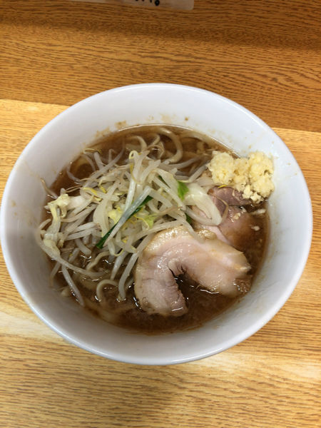 「ラーメン 780円　麺半分・ヤサイ少な目にんにく」@ラーメン二郎 環七新新代田店の写真