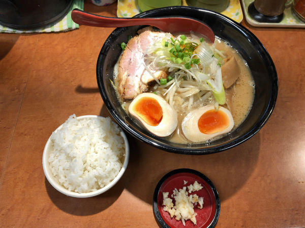「味噌らーめん 麺半分やさいにんにく 830円　ライスサービス」@萬馬軒 花橙の写真
