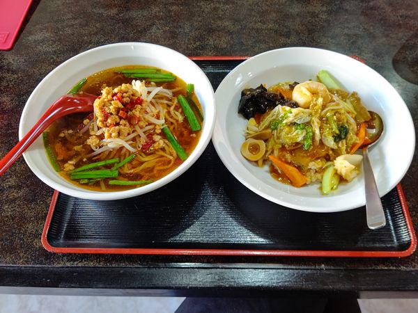 「ラーメンセット(台湾ラーメン＋中華丼)748円」@台湾料理 福源の写真