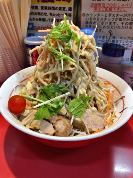 「冷し中華（少な目）麺130グラム 870円　ヤサイマシニンニ」@千里眼の写真