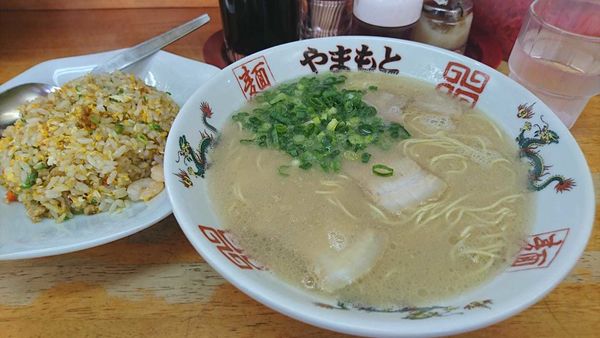 「ラーメンと焼き飯」@ラーメンやまもとの写真