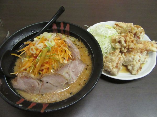 「ネギみそチャーシューめん（９６８円）＋若鶏竜田香味ソース」@らーめん いやどうもの写真