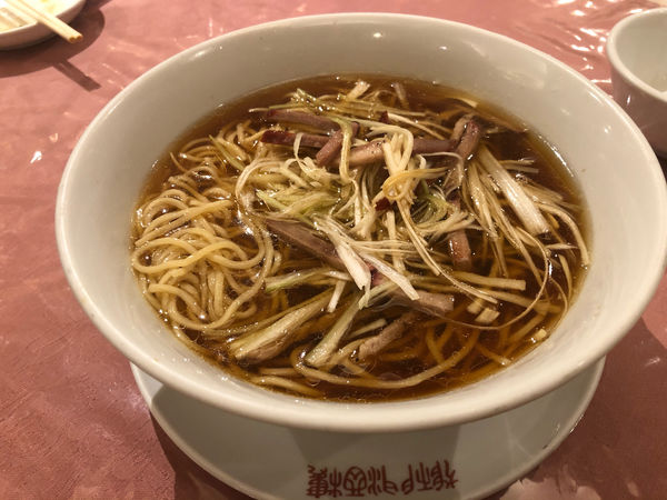 「白葱とチャーシュー入りつゆそば990円」@獅門酒楼の写真