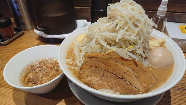 「🍜ブタジマくん300g+ヤサイ+ニンニク+生姜+玉葱+味付」@麺屋鈴春の写真