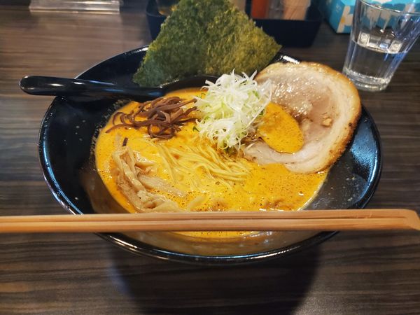 「とんこつ泡白湯あか」@昼麺家 Hanamiyaの写真