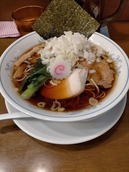 「醤油ラーメン濃い味中太麺+刻み玉ねぎ」@らーめん曳舟の写真