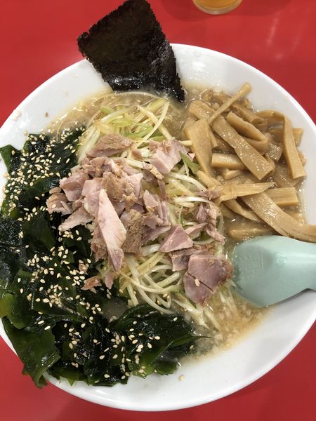 「ネギメンマラーメン+ワカメ+ねぎW」@ラーメン かいざん 新小岩店の写真