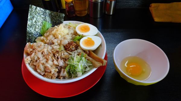 「まぜそば：並（800円）＋生たまご（50円）にんにくあぶら」@ラーメン イエローの写真