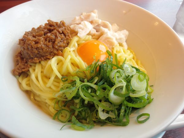「鶏塩親子まぜそば　並８２５円」@ラーメン魁力屋 さいたま大和田店の写真