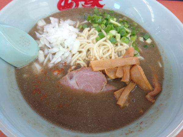 「鬼煮干ラーメン８６０円」@ラーメン山岡家 さいたま丸ヶ崎店の写真