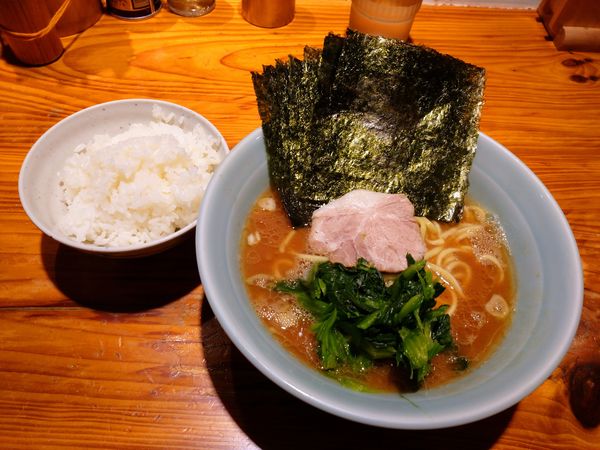 「ラーメン＋海苔＋ライス」@横浜ラーメン 武蔵家 大井町店の写真