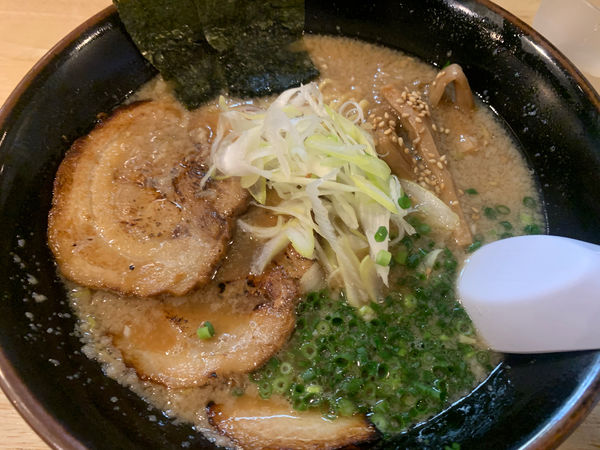 「炙りチャーシュー麺黒　コッテリ」@らーめんめんぱちの写真