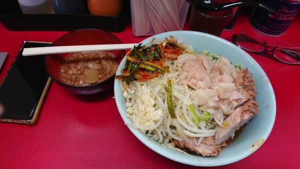 「小豚・ネギ汁無・甘い脂・ニラキムチ・麺少な目」@ラーメン二郎 中山駅前店の写真